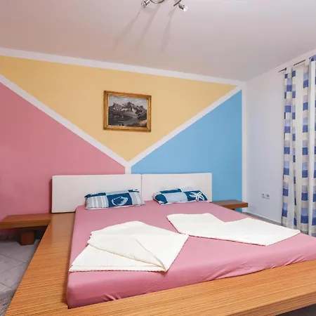 1 Bedroom In Okrug Gornji