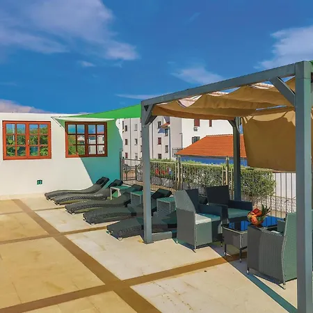 1 Bedroom In Okrug Gornji *