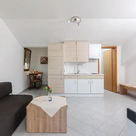 شقة One-bedroom In Okrug Gornji تروغير