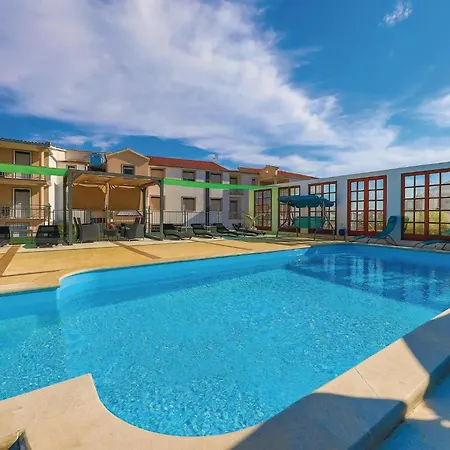 Apartment 1 Bedroom In Okrug Gornji *